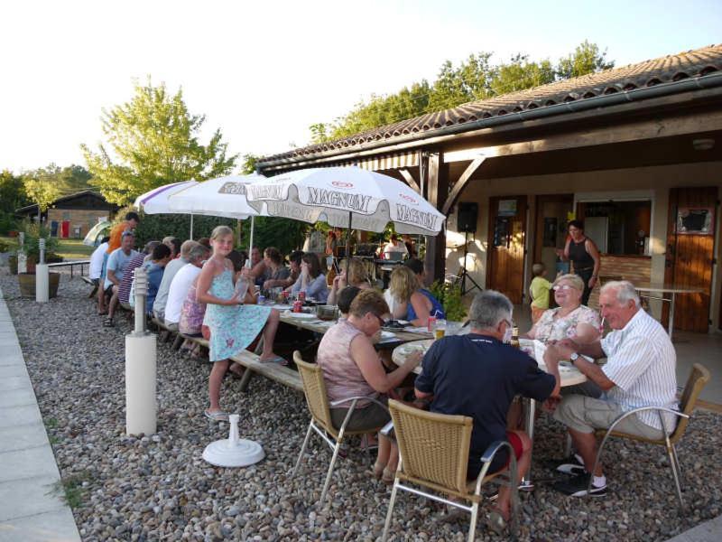 Camping Fontaine Du Roc Pension Devillac Buitenkant foto