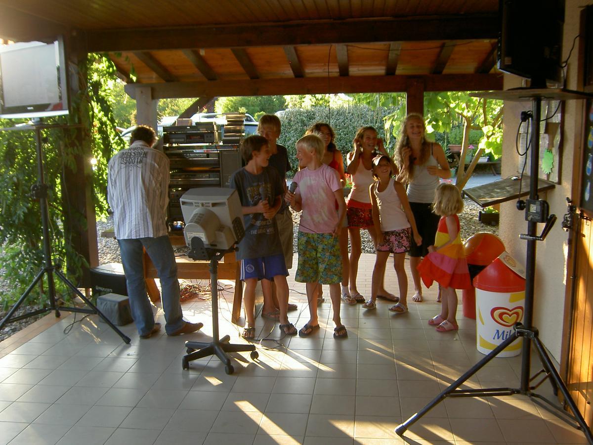 Camping Fontaine Du Roc Pension Devillac Buitenkant foto